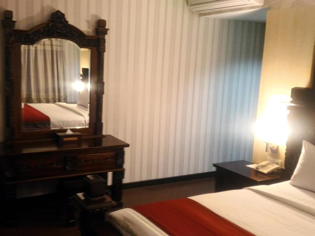 Hotel Grand Puri Saron Yogyakarta Exterior foto