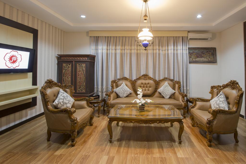 Hotel Grand Puri Saron Yogyakarta Exterior foto