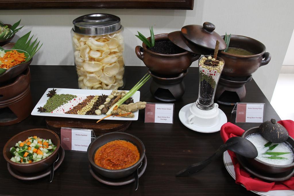 Hotel Grand Puri Saron Yogyakarta Exterior foto